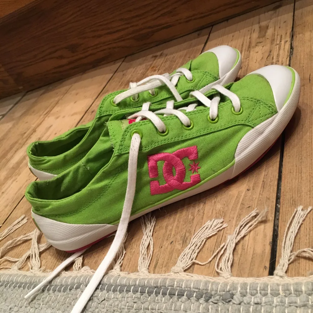 DC skor i grönt och rosa använda fåtal gånger, finns en fläck som 3:e bilden visar men annars helt ok skick. Dom är bra som tränings skor och lätta att gå i, swish går bra köpare står för frakt. Skor.
