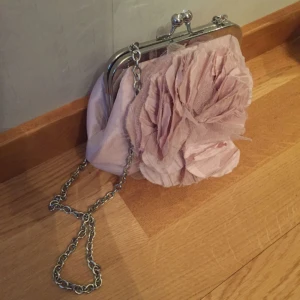  - En liten rosa Väska  Använd endast en gång 