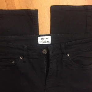  - Svarta Jeans Henna Den Austin från Acne Studios i storlek 36, mid rise.  Mått:  Midja: 80 cm Längd utsidan: 100 cm  Inte urtvättad, inga hål/ skador, inte slinta, jämt washing, nice flare.   Skickar gärna fler bilder.