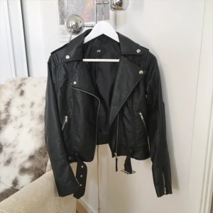  - Helt oanvänd skinnjacka (ej äkta skinn) från H&M. Har ej kommit till användning så är helt som ny!
