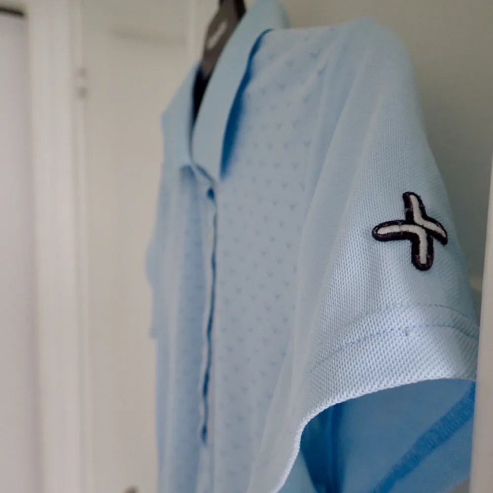 Ljusblå pikéskjorta i storleken S av märket Cross Sweden. Stretchigt material som gör pikéskjortan väldigt bekväm. Köparen står för frakt.. Skjortor.