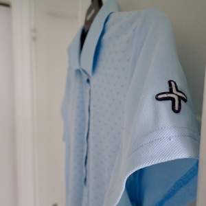 Ljusblå pikéskjorta i storleken S av märket Cross Sweden. Stretchigt material som gör pikéskjortan väldigt bekväm. Köparen står för frakt.