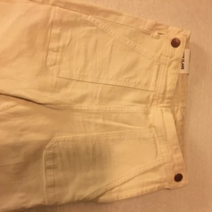  - Oanvända jeans från hm. Kick flare