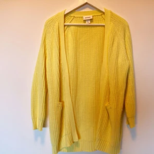  - Citrongul kofta från monki! Den är typ lite oversized för en XS så den passar nog S också