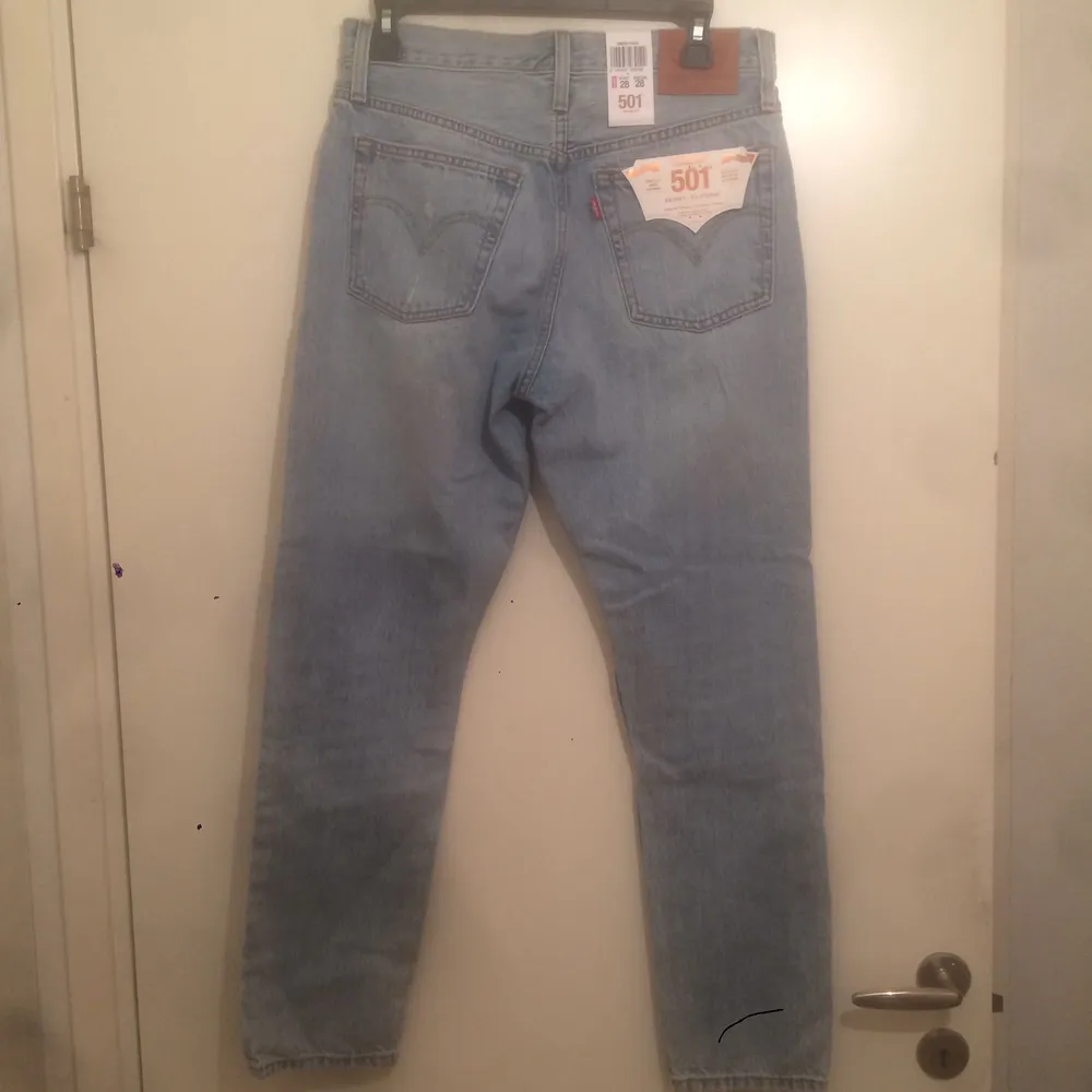 Ett par helt nya Levis 501 i färgen clear minds. Högmidjade i 