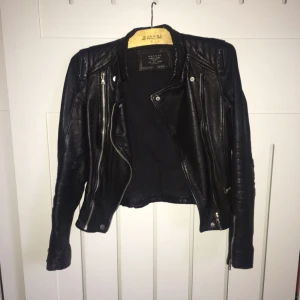  - äkta läderjacka, nästan helt oanvänd. nypris 1700kr