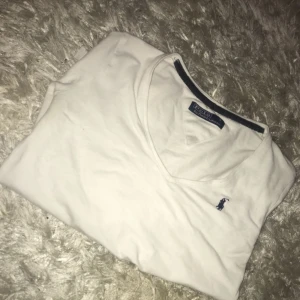  - En långärmad tröja från Ralph Lauren.Säljes pga fel storlek. Nypris : 899 pris kan diskuteras vid snabbaffär