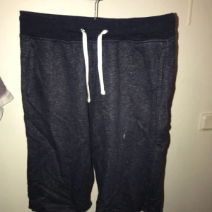  - Mörkblå mjukisshorts från Hm. Hör av dig om du undrar något, priset är förhandlingsbart! 