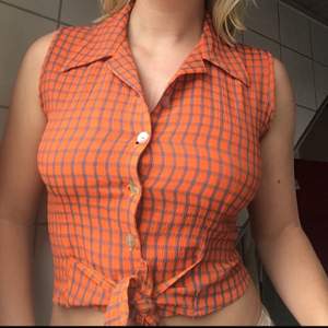 Fin orange rutig skjorta med korta ärmar!✨Säljes pga för tajt runt brösten (D-kupa)🍒 Köpare står för frakt