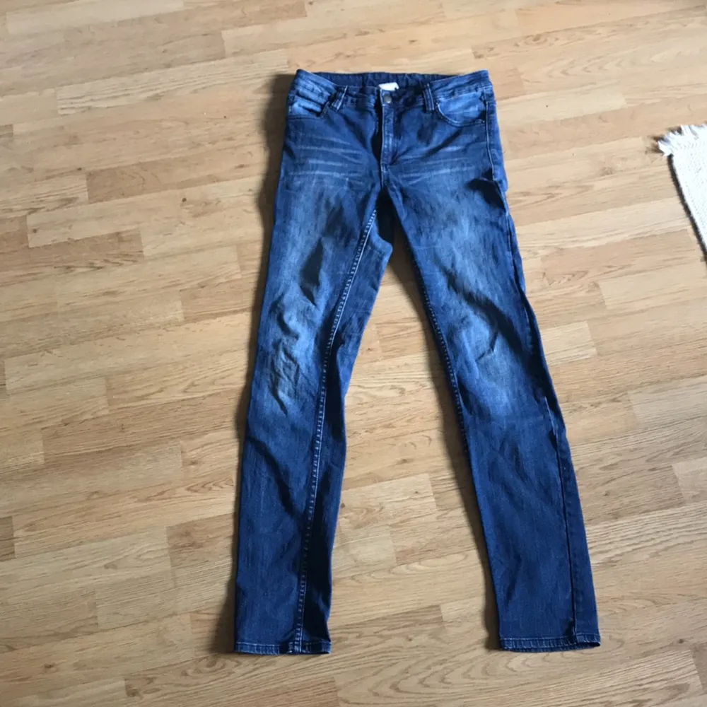 Blå jeans i fint skick från Monki  Kan levereras till Stockholm. Jeans & Byxor.