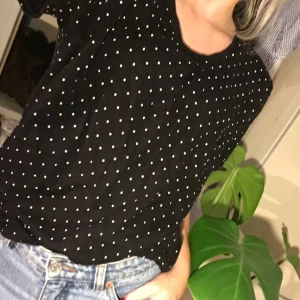  - Svart T-shirt med vita prickar från lager157 strl S