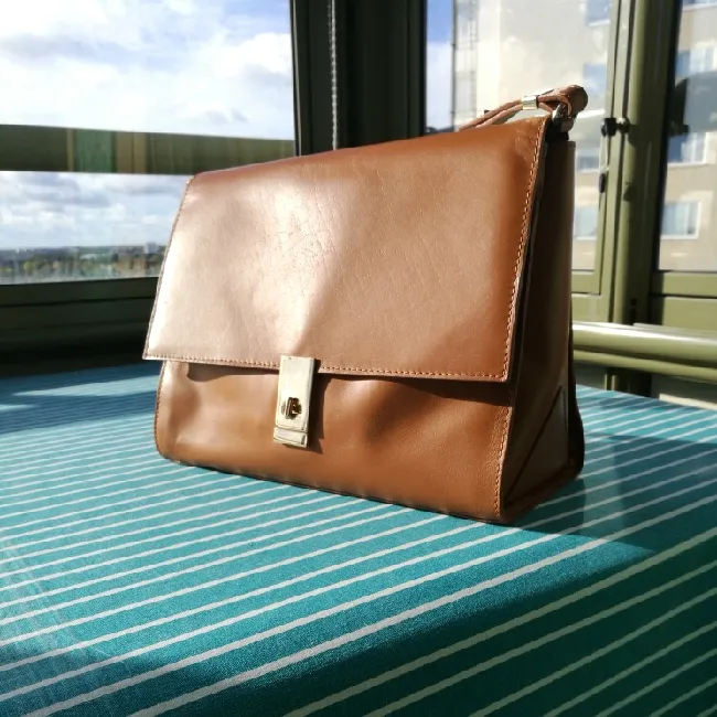 very chic camel leather bag, only small problem, closing is to squeeze. Väskor.