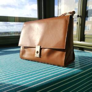 very chic camel leather bag, only small problem, closing is to squeeze