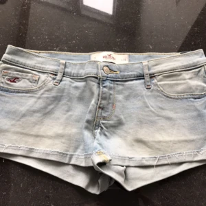  - Supersnygga shorts från Hollister storlek W.28. Helt nya med tags. Jag som har storlek Medium/Large och har lite kurvor kan ha dem perfekt. De är jätteskön passform och lite stretchiga.  Inköpt i början på året på Hollister i Stockholm. 