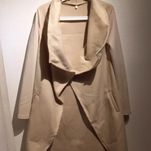  - En "dresscoat" i bra skick, aldrig använd Den är beige