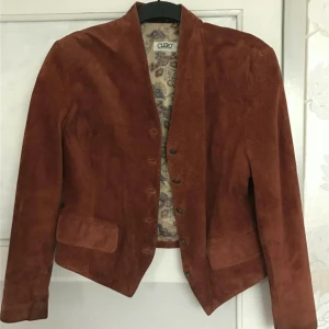  -  Superfin vintage äkta mockajacka i bra skick med fantastiskt mönster i paisley, som passar både för höst och vår! Skulle säga att jackan funkar både strl 38 och 40.