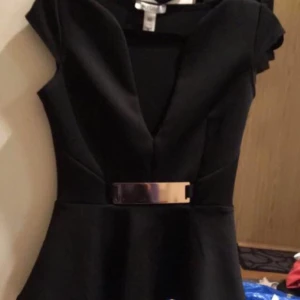  - Storlek xs, oanvänd, hänger bara och tar plats i garderoben.    ~ köparen betalar frakten ~ 