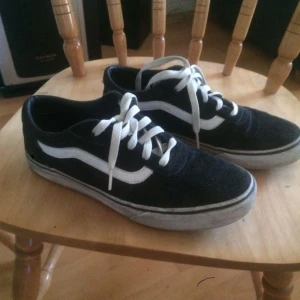  - Vans old skool storlek 38. De är i begagnat men helt skick! Frakt tillkommer