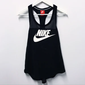  - Linne Nike med nätmesh.  Säljes för 80kr, frakt tillkommer (kan även mötas upp i Malmö). Betalning sker via swish. 