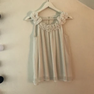  - Sötaste blusen som tyvärr blivit missfärgad i tvätten. Om någon vill försöka få den fin igen så blir den din för en liten peng. OBS!! Missfärgningen ser mycket värre ut på bild. Kan mötas upp i Stockholm eller så står köparen för frakten.