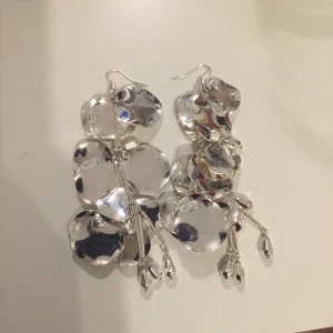  - Aldrig använda. Örhängen från H&M. Superfina!  Köpare står för frakt 🍁