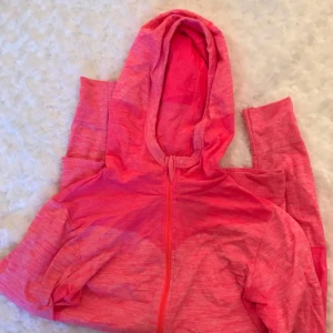  - Rosa träningströja i nyskick, från HM.  Frakt är inräknat i priset. 