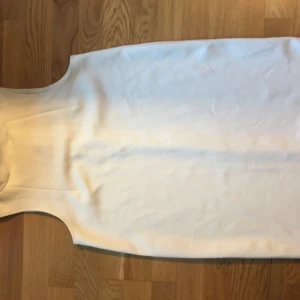  - Snygg vit klänning från HM trend. Använd ett fåtal gånger. Jag är 174 cm och klänningen går precis vid benbörjan på mig. Så ganska kort i modellen. Frakt ingår i priset. 