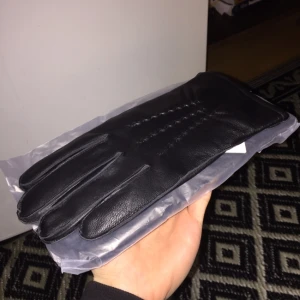  - Helt nya skinnhandskar i 100% lammskinn och 70%ull på insidan.   Prislapp och paketering finns kvar   Kostar 449 online just nu. Säljes pga fel storlek   Kan fixa fler bilder om så önskas