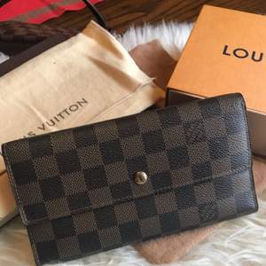 Louis Vuitton plånbok i modellen Sarah i toppskick! Dustbag och kartong medföljer , äkta!  Gratis frakt
