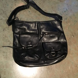  - Svart väska säljes billigt, en liten skada som visas på bilden annars i bra skick 