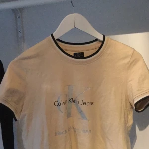  - Svin snygg T-shirt ifrån CK, vintage köpt i London. Pris är förhandlingsbart