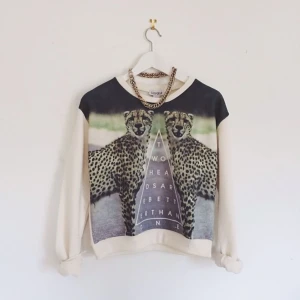  - Hoodie ifrån Asos! Lite kortare, alltså mer mot "magtröja". 