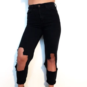  - Trashed jeans i storlek W26 L30 från Topshop Petite säljes för 100kr, frakt tillkommer. Betalning sker via swish. 