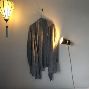  - Mjuk oversize tröja från weekday! Använd 1-2ggr, mycket bra skick! 