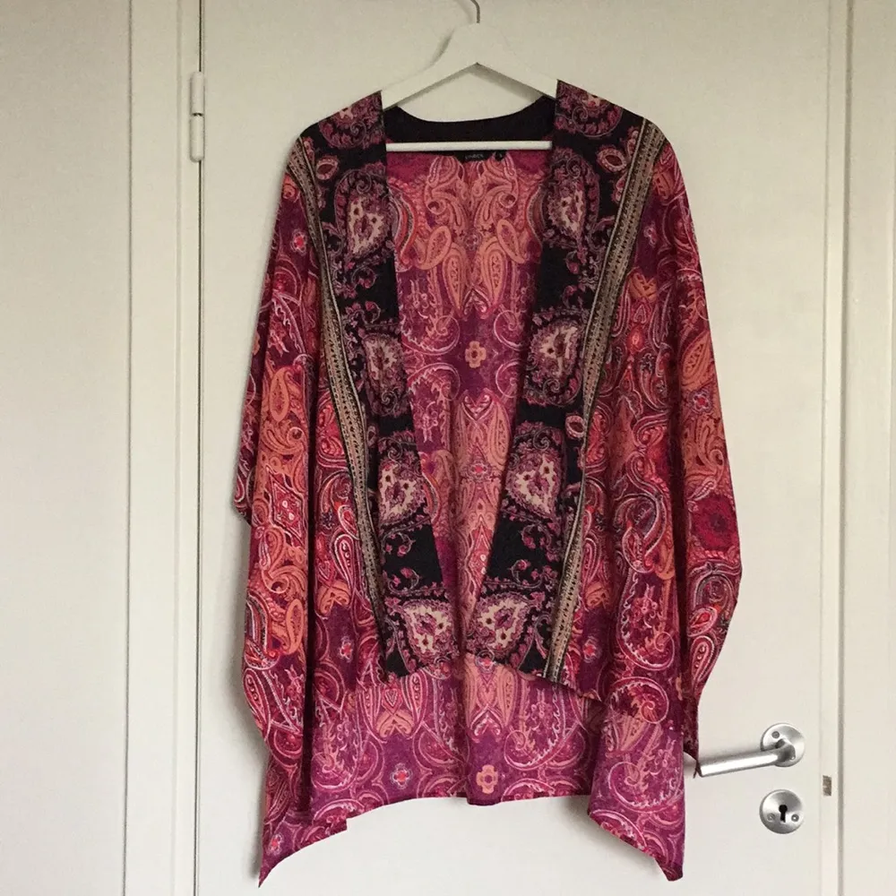 Kimono från Lindex. Endast använd 1 gång. Tunt och härligt material. Möts i stockholm/köpare står för frakt. Tröjor & Koftor.