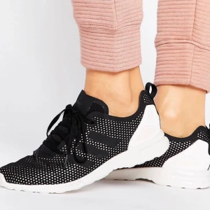  - Ett par äkta adidas skor, köptes på ASOS använd max 3 gånger bars inne! i mycket bra skick, storlek 40EU, 6 1/2 UK.  Ord pris på dessa 750kr