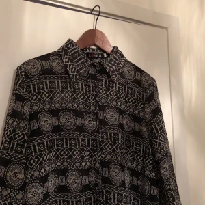  - Sjukt härlig skjorta som varit en favorit som inte längre används. Den är från Sydafrika från början och är fortfarande i princip som ny i skick. Hel och ren! Tyget är lite ”mesh” aktigt och är alltså halvt genomskinligt, och den är lite längre så man kan ha den som klänning om man vill. Perfekt på festival att ha som ”kofta” eller nåt.   Stor rensar hemma så säljer av mycket av mina kläder väldigt billigt. 