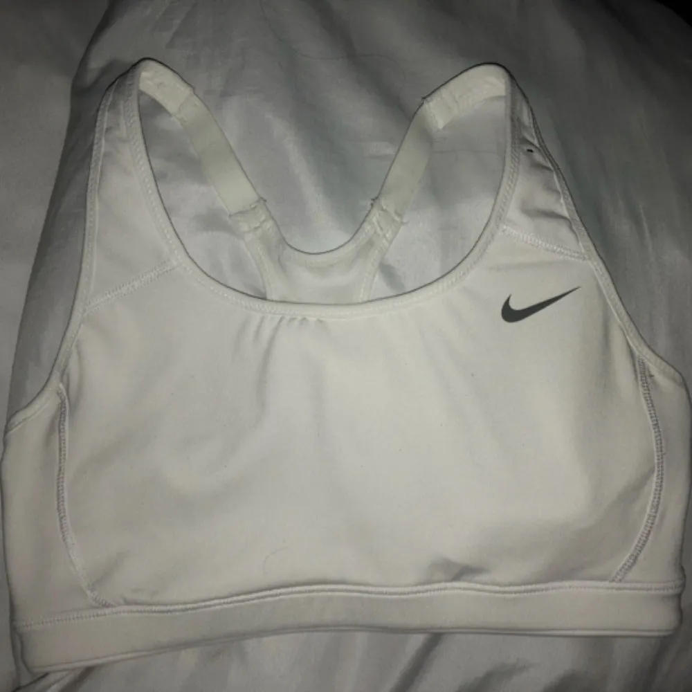 Säljer min vita sport bh från Nike. Anledningen att jag säljer den är att jag tog bort lapparna innan jag hade provat den så kunde ej skicka tillbaka och den visade sig vara för liten... storlek S. Helt oanvänd! Fler bilder kan skickas :) Frakt tillkommer . Toppar.