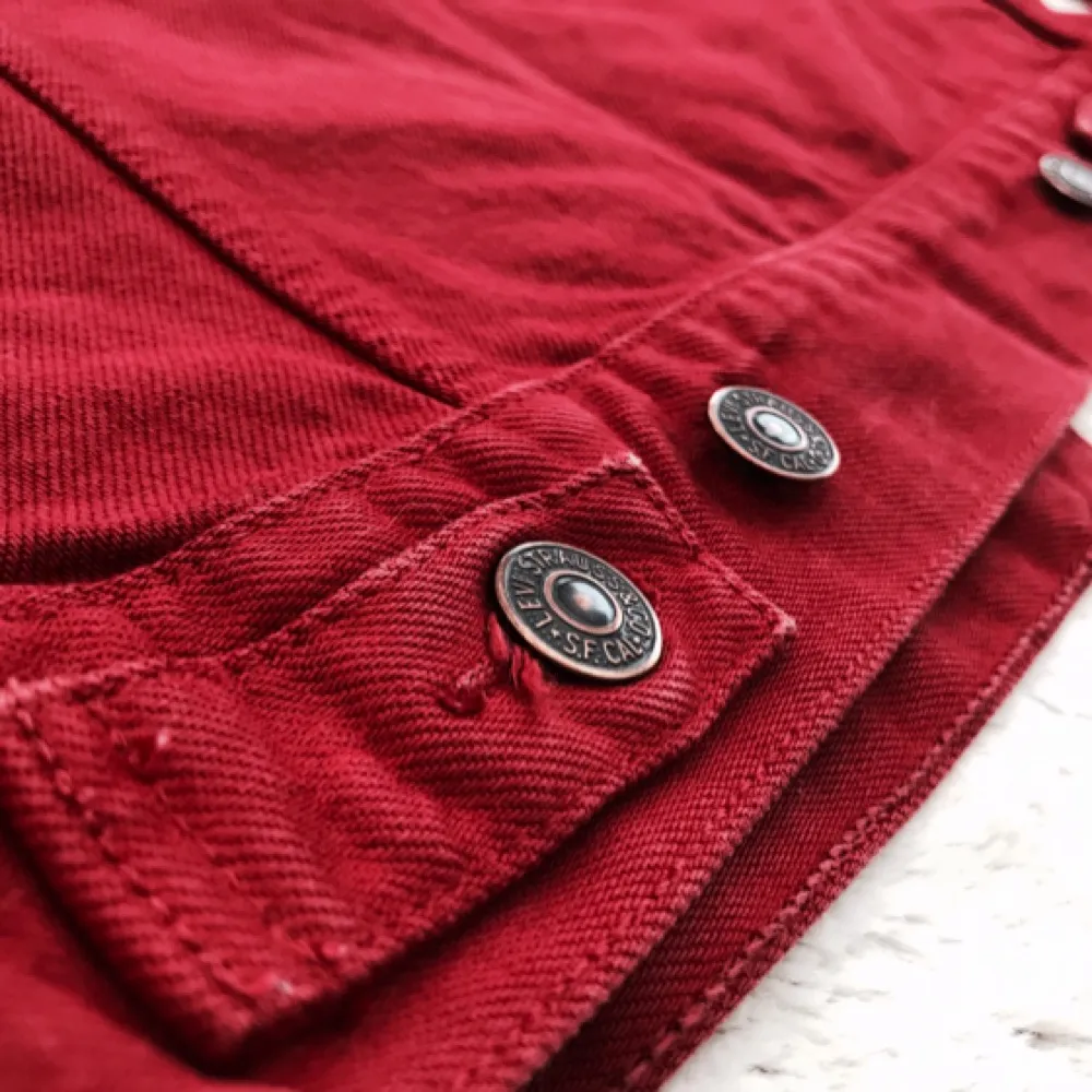 Skitsnygg röd jeansjacka från LEVI'S! Favoritjackan säljes då den blivit för liten (Jag har storlek S) :( perfekt skick! FRI FRAKT! Fråga på om du undrar något (mått, mötas upp osv.) Möjlighet till sänkt pris vid köp av flera plagg (stor garderobsrensning på G!!). Jackor.