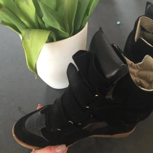  - Isabel marant, jag fick dom i present förra året. Tyvärr kommer dom inte till användning längre☹️ dom är använda men fortfarande i fint skick, tyvärr finns det ett litet hål på vänster foten, har lagt in en bild på det.  Men det går enkelt att fixa hos en skomakare! 2000 ink frakt 🌹💋🌹🌹🌹   Dustbag ingår Nypris 4200