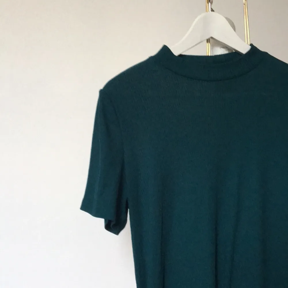 Poloklänning i grönblått från H&M. Använd sparsamt.   Frakt tillkommer 🌿. Klänningar.