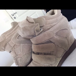  - Säljer mina isabel marant Etoile mocka skor i beige färg superfina det är AAA-kopior därav priset. Äkta mocka. Inköpta för 1600:- kan skickas om så önskas!