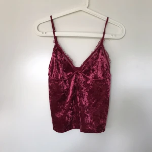  - Röd topp i sammet med spets upptill. Använd cirka 2 gånger så den är i bra skick!