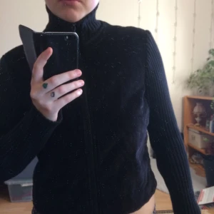  - Kofta med polokrage från flash. Inköpt på röda korset