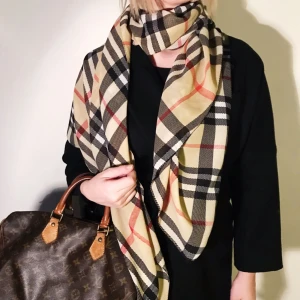  - Halsduk i Burberry mönster. Säljes för 80kr, frakt tillkommer. 