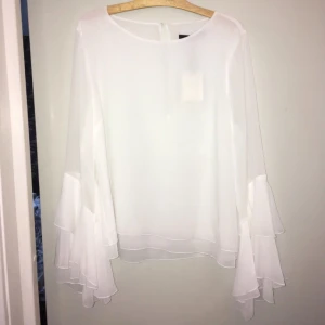  - Jättefin helt oanvänd vit blus då prislappen fortfarande är kvar, säljer pga att jag inte använder den, köparen står för frakten