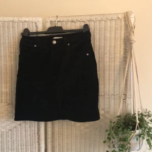  - Superfin svart kjol i mockamaterial!