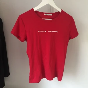  - Röd T-shirt m tryck, köparen står för frakt 