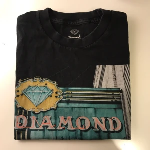  - Diamond kortärmad t-shirt. Enkel att matcha med.  Lite urtvättad, därav lågt pris (inkl. frakt) 