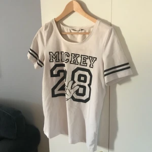  - Vit topp med mickey mouse tryck 
